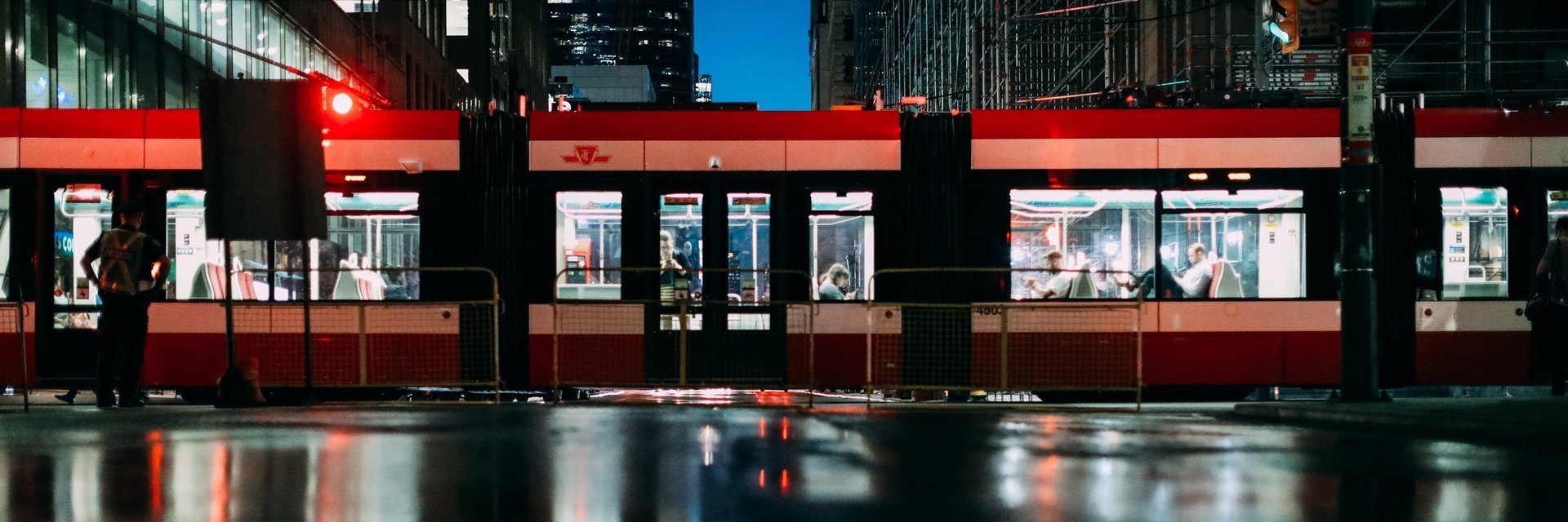 Nachtaufnahme einer vorbeifahrenden Straßenbahn