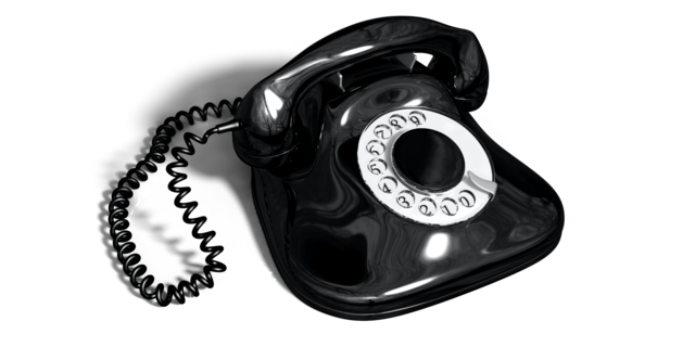 Ein schwarzes Telefon mit Wählscheibe