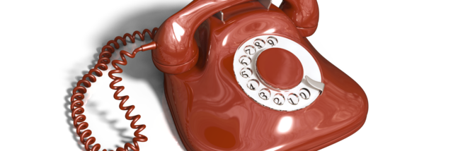 Ein rotes Telefon mit Wählscheibe