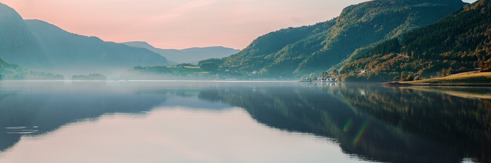 Ein ruhiger See mit Bergen im Hintergrund